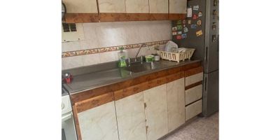? ¡Apartamento en Venta en Puente Aranda, Bogota ! ?
Área:80 m2
Ubicación: 4to piso, vista interior / exterior ; sin  ascensor 
Distribución:  3 habitaciones, 2 baño, sala-comedor, cocina integral y zona de lavandería
1 parqueadero ,  
? Precio de Venta: $300.000.000 COP
??‍?Administración: $280.000 COP
? Ubicación Estratégica: Multifamiliar la primavera 
✔️ vías principales Calle 6 , Av guayacanes , Av Tintal , Av Ciudad de Cali ?
✔️ Centros comerciales cerca Tintal Plaza ?️
✔️ Cerca de Almacenes de cadena  ?
✔️ Próximo al Colegio y universidades ?
? Beneficios del conjunto: 
✔ Zonas verdes y espacio para niños ??
✔ Salón comunal para eventos y reuniones ?
✔ Vigilancia privada 24/7 ?️
? ¡No pierdas esta oportunidad y agenda tu visita hoy mismo!
