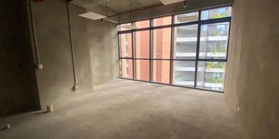 Oficina en venta en centro comercial bien ubicado sobre vía principal, con fácil acceso y con conexión a rutas de transporte público, estación del metro, zona de alta influencia de público y con gran variedad de servicios complementarios. Cuenta con piso en cemento, 1 espacio, cableado de red, aire acondicionado central y parqueadero. Edificio cuenta con ascensor, vigilancia y portería 24 horas, circuito cerrado de TV, auditorio, baños comunales y parking visitantes con costo. inmuebles sujetos a verificacion de disponibilidad