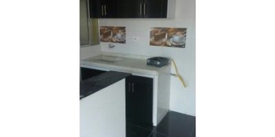 ? ¡Apartamento en Venta en Ciudad Bolivar , BOGOTA! ?
Área: 49 M2
Ubicación: 4 piso, vista interior vista exteriror, sinascensor 
Distribución:  2 habitaciones, 2 baño, sala-comedor, cocina integral y zona de lavandería
Parqueadero comunal
? Precio de Venta: $ 200.000.000 COP
??‍?Administración: $ 190.000 COP
? Ubicación Estratégica 
✔️ Vías principales Autopista sur, Avenida villavicencio ?
✔️ Centros comerciales cerca ?️ Paseo Villa del Rio, Gran Plaza Ensueño
✔️ Cerca de Almacenes de cadena ? ARA, D1
✔️ Próximo al Colegio y universidades ?
? Beneficios del conjunto:
✔ Zonas verdes y espacio para niños ??
✔ Salón comunal para eventos y reuniones ?
✔ Vigilancia privada 24/7 ?️
? ¡No pierdas esta oportunidad y agenda tu visita hoy mismo!
