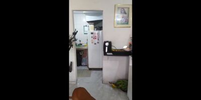 En una de las ciudades más vibrantes y prósperas de Colombia se encuentra esta hermosa propiedad a la venta, ubicada en Bogotá D.C., en el departamento de Cundinamarca. Con una ubicación estratégica y una excelente conexión con el centro de la ciudad, esta casa es ideal para aquellos que buscan un hogar en una zona residencial tranquila pero con todas las comodidades de una ciudad moderna. Además, cuenta con un área total de 47 M2, que ha sido cuidadosamente distribuida en un diseño óptimo para aprovechar cada espacio de forma eficiente.

La casa tiene un área construida de 47 M2, con espacios amplios y bien iluminados que dan una sensación de amplitud y confort. Con 2 habitaciones, esta propiedad es perfecta para parejas jóvenes o pequeñas familias que buscan un hogar acogedor y funcional. Además, cuenta con 1 baño completo, ideal para cubrir las necesidades diarias de sus habitantes.

Una de las ventajas de esta casa es su área privada de 47 M2, que permite tener una vida privada y tranquila en medio de la ciudad. Además, es un lugar que admite mascotas, por lo que tus amigos peludos también podrán disfrutar del hogar y su entorno.

En cuanto a las características internas, la casa cuenta con servicios básicos de agua y electricidad, así como un calentador que permite tener agua caliente en todo momento. Además, tiene clósets integrados en las habitaciones para un mejor almacenamiento de ropa y objetos personales.

La zona de lavandería es un espacio perfecto para realizar esta tarea sin interferir con el área habitable de la casa. También cuenta con una despensa, ideal para almacenar alimentos y otros elementos de la cocina.

En cuanto a las características externas, esta propiedad cuenta con un acceso pavimentado, lo que facilita el tránsito hacia y desde la propiedad. Además, tiene un área social que permite tener reuniones y eventos en un ambiente privado y seguro.

La ubicación de esta casa también es ideal, ya que está rode