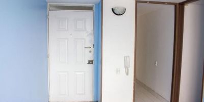 ? ¡Apartamento en Venta en Granjas el Dorado, BOGOTA! ?
Área: 48 M2
Ubicación:  piso 3, vista interio sin ascensor 
Distribución:  2 habitaciones, 1 baño, sala-comedor, cocina integral y zona de lavandería
Parqueadero Comunal
? Precio de Venta: $ 195.000.000 COP
??‍?Administración: $ 169.400 COP
? Ubicación Estratégica: Conjunto Parques de Almanzar
✔️ Vías principales, ?
✔️ Centros comerciales cerca ?️
✔️ Cerca de Almacenes de cadena ?
✔️ Próximo al Colegio y universidades ?
? Beneficios del conjunto:
✔ Zonas verdes y espacio para niños ?
✔ Salón comunal para eventos y reuniones ?
✔ Vigilancia privada 24/7 ?️
? ¡No pierdas esta oportunidad y agenda tu visita hoy mismo!
 
