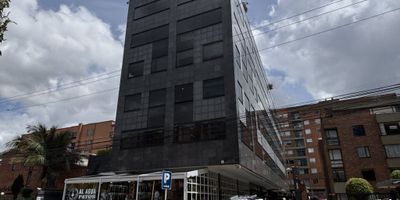 Cod.3181. Acogedora oficina de 45 mts, iluminada, segundo piso; oficina de gerencia con baño, sala de juntas, parqueadero cubierto. Edificio estrato 4, con vigilancia 24 horas, sala de espera, 2 ascensores, terraza comunal, coworking, baños para hombres y mujeres, planta eléctrica, tanque de reserva, parqueadero de visitantes con cobro, montacoches. Sector comercial, sobre la calle 140, cerca de Carulla, carrera 9, carrera 15, carrera 7. Opción de arrendar amoblada $3.700.000 con admon. Servicio de agua incluido en cuenta de cobro de admon.
Uniproyectos, donde cada puerta es unabienvenida, te esperamos.
