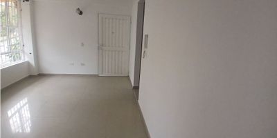 Apartamento en Venta en Estambul, Manizales

Oportunidad de adquirir un práctico apartamento de 58 m2 en el sector residencial de Estambul. Ideal para familias que buscan una propiedad funcional y bien ubicada en un primer piso para mayor comodidad.

 

Descripción de la propiedad

Este apartamento cuenta con tres habitaciones, cada una con su respectivo clóset, un baño y una sala comedor. La cocina es semi integral, con servicio de gas natural y calentador, y se conecta con una zona de ropas independiente.

Todos los pisos son en cerámica para un fácil mantenimiento. Es importante tener en cuenta que el edificio no dispone de ascensor ni depósito.

 

Descripción del entorno y acceso

Ubicado en una zona residencial tranquila, el edificio está rodeado de áreas de parqueo comunal. El sector tiene la ventaja de contar con parques cercanos y fácil acceso a diversas rutas de transporte público.

 

Contáctanos

Si buscas un hogar práctico en una buena zona residencial, escríbenos a nuestro WhatsApp. Agenda una visita y conoce todos los detalles de esta propiedad.


