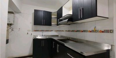 Apartamento en arriendo de 60 m² ubicado en el barrio San Fernando, Itagüí, estrato 3, en un segundo piso que combina comodidad y excelente conectividad. La propiedad cuenta con dos habitaciones con clóset, un baño, sala comedor amplia, piso en cerámica para fácil mantenimiento, balcón que brinda ventilación natural y una cocina semi-integral práctica y funcional. Su ubicación es uno de sus mayores atractivos, ya que se encuentra cerca de la Central Mayorista, el Parque de las Chimeneas y la estación del metro Ayura, lo que facilita el acceso a transporte público y a múltiples zonas de comercio y servicios. Este apartamento es ideal para quienes buscan un espacio acogedor con todo a la mano, en un sector estratégico de Itagüí. No pierdas la oportunidad de conocerlo y agenda tu cita hoy mismo. Código: S1451.
