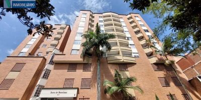 Apartamento para arrendamiento de 50 metros cuadrados aproximadamente, con cuarto útil y parqueadero cubierto sencillo; En edificio con portería 24 horas, parqueadero para visitantes, 2 ascensores, piscina, turco, juegos infantiles, gimnasio y salón social. En sector con cercanía a centros comerciales como Viva Laureles y Los Molinos, al  Colegio Corazonista, a la Universidad Adventista, a supermercados como la Vaquita, D1 entre otros; Por estar sobre via secundaria con cercanía a vía principal cuenta con fácil acceso a transporte público y a Rutas Integradas al Sistema Metro de Medellín.