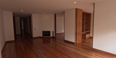 Este es un lujoso apartamento en arriendo de 206 m2 en el exclusivo sector de Chicó Reservado de Bogotá, destacándose por sus acabados de primera. El diseño interior incluye una distribución funcional con tres habitaciones, cada una con baño privado, un estudio y un amplio comedor, además de un cuarto y baño de servicio. Puerta de seguridad, Baño de la habitación principal con ducha y tina separadas.El edificio complementa el lujo de la unidad con una completa dotación de zonas comunes pensadas para el confort y la seguridad de sus residentes: Cuenta con un moderno gimnasio para que los residentes mantengan su rutina de ejercicios. Ofrece una zona infantil, dispone de una sala de conductores.