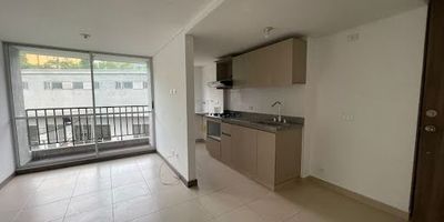 Apartamento en arriendo La Estrella, sector La Inmaculada, con área de 55m2. Cuenta con tres habitaciones, dos baños, cocina integral, zona de ropa, balcón, parqueadero y cuarto útil. Se encuentra en una unidad cerrada con vigilancia privada y portería 24 horas, espacios al aire libre, zonas húmedas como piscina y turco, cancha y gimnasio. Este apartamento en arriendo tiene fácil acceso al sistema de transporte integrado Metro, está ubicado a 10 minutos de la estación La Estrella, cerca del corregimiento de La Tablaza. Código del inmueble 893-1788. DISPONIBLE DESPUES DEL 6 DE OCTUBRE DE 2025