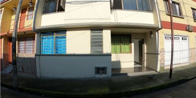 Casa de cinco habitaciones tres con closets, espacio para salacomedor, dos baños, cocina sencilla con estufa, zona de ropas con lavadero, gas natural, calentador a gas, pisos en madera.
