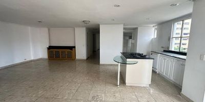 Hermoso apartamento , área de 180  MT ubicado en el sector  de alejandria , cercano a avenida el poblado  cuenta con 3 habitaciones , 5 baños, 5 closet, 1 vestier,  zona de ropas, 2 parqueadero
