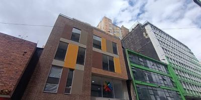 Se arrienda moderno aparta-estudio tipo loft remodelado situado en el corazón del centro de Bogotá, cuenta con una excelente vista panorámica. Está ubicado a pocos pasos de importantes puntos de interés como la Universidad de los Andes, la Universidad del Rosario, el Museo del Oro, y el Teatro Colón, Centro Internacional, del Parque de Los Periodistas, y de zonas turísticas como La Candelaria. Cuenta con una amplia oferta de comercio, restaurantes, cafés, y entidades bancarias. El aparta-estudio cuenta con excelente iluminación natural, acabados, cocina semi-integral, un baño, sala y comedor. Cualquier información contactar al 3143637941 o al correo esteban.serratoinmobiliariabogota.com El equipo de Inmobiliaria Bogotá está comprometido a brindar. El equipo de inmobiliaria Bogotá está comprometido unen experiencia de vida excepcional para nuestros clientes desde el momento en nuestra comunidad.