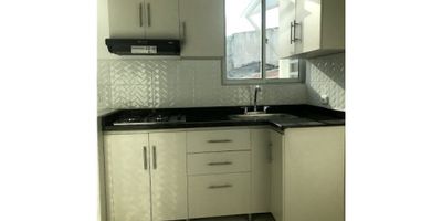 Apartamento en arriendo en conjunto cerrado ubicado en el barrio Nogales, segundo piso, 2 alcobas, un baño, cocina tipo americano, patio, un parqueadero. Excelente ventilación e ilumincación. Con excelentes acabados, estrato 4, no tiene vigilancia. 

 
