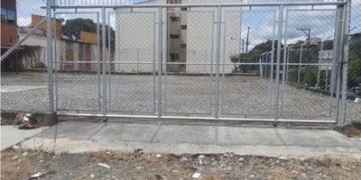 Se ofrece excelente lote de 674 m², estratégicamente ubicado sobre vía principal en la ciudad de Armenia, ideal para desarrollo comercial, empresarial o institucional.

El lote cuenta con:


 
 2 oficinas funcionales
 
 
 1 baño
 
 
 Fácil acceso vehicular y peatonal
 
 
 Ubicación privilegiada con alto flujo vehicular y visibilidad
 


Perfecto para construir bodegas, locales comerciales, concesionarios, centros de atención o cualquier tipo de negocio que requiera buena exposición y espacio amplio.

Documentación al día. ¡Contáctanos para más información o agendar una visita!

 
