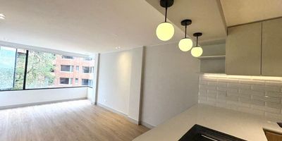 Arriendo apartamento en Rosales Alto, 68 m² totalmente remodelado y para estrenar, con diseño contemporáneo y acabados de alta calidad. Ubicado en piso 4, ofrece una excelente distribución, techos altos y grandes ventanales que llenan de luz cada espacio. La zona social amplia se integra a una moderna cocina con gran capacidad de almacenaje y vista panorámica. Cuenta con dos habitaciones con closets generosos, un baño completo, lavandería independiente y parqueadero. Su localización estratégica en Rosales, con alta seguridad y fácil acceso vehicular y peatonal, lo convierte en una oportunidad única por ubicación, área y estado.