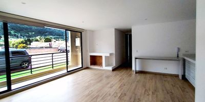 Apartamento Campestre en Venta con ubicación estratégica entre la vía Chía, Cundinamarca. Cuenta con un área de 107 metros cuadrados y se ubica en un primer piso con una vista privilegiada hacia las montañas. Dispone de tres habitaciones amplias, la principal con walking closet, balcón y un baño privado de generosas dimensiones. La zona social integra una sala comedor espaciosa con balcón orientado al paisaje natural y chimenea que aporta calidez. Además, ofrece un baño social, cocina amplia equipada con estufa y horno, patio privado y zona de ropas independiente, brindando comodidad y funcionalidad en un entorno campestre. El entorno del conjunto está inmerso en naturaleza, con abundantes zonas verdes y espacios al aire libre que brindan sensación de amplitud y tranquilidad. Ideal para quienes buscan alejarse del ruido urbano sin renunciar a accesos que conectan con Bogotá y otros municipios de la Sabana,