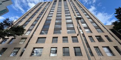 Apartamento tipo loft en el barrio Samper, localidad de Santa Fe. Ubicado en noveno piso, con espectacular vista panorámica. Cuenta con habitación, cocina integral, un baño, zona de lavandería con lavadero y parqueadero cubierto. El edificio ofrece terraza mirador, vigilancia 24/7 y parqueaderos de visitantes. Próximamente contará con salones sociales, gimnasios cubierto y al aire libre, salón de juegos, terraza BBQ y salas de coworking. Cod: 4993