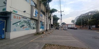 Descubre este amplio local ubicado en una zona privilegiada de la ciudad. Con 300 metros cuadrados disponibles, este espacio ofrece infinitas posibilidades para tu negocio. Con un baño incluido, es ideal para cualquier tipo de actividad comercial. Su ubicación estratégica garantiza una alta afluencia de clientes potenciales con zona amplia de parqueo. No pierdas la oportunidad de establecer tu negocio en este lugar único. El valor del canon es mas IVA del 19%. Para más información, contacta a Milton Leonardo Galindo Pérez al número 3113432029. ¡Haz de este local el nuevo hogar de tu emprendimiento!