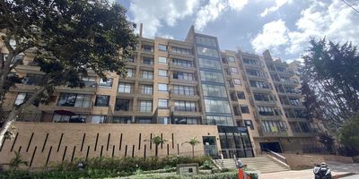 Inmobiliaria vende lindo apartamento en Chía, apto de 82 que consta de dos habitaciones, dos baños, sala comedor, cocina integral abierta tipo americano, zona de ropas independiente, sistema de sonido en la sala, chimenea. El apto cuenta con garaje cubierto y deposito. El conjunto cuneta con varias zonas sociales como BBQ, salón social, Gimnasio, salón de juegos, salón para niños y mas. cómodas vías de acceso, cerca a sector comercial y parque principal del chía. EXCELENTE OPORTUNIDAD CONTACTENOS Cod: 605