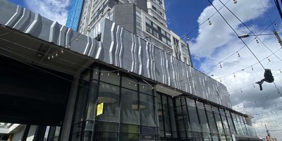 Inmobiliaria renta lindo apartamento ubicado en chapinero piso 10, cuenta una habitación, dos baños, sala comedor, cocina integral abierta tipo americano, zona de ropas independiente, garaje. en conjunto cerrado, cerca a sectores comerciales, cómodas vías de acceso y transporte publico. CONTACTANOS Cod: 604