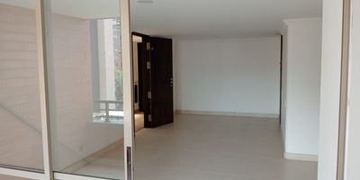Apartamento ubicado en unidad cerrada en el barrio Jardines en Envigado, a 5 minutos de la calle de la Buena Mesa, entre Av. Las Vegas y Av. El Poblado.

Área: 108.5 m².
3 alcobas con clósets.
Espacio para estudio / teletrabajo.
3 baños con cabina y espejo.
Cocina integral con gabinetes + Zona de ropas independiente.
Sala + comedor amplios.
Calentador de agua.
Amplio balcón en Piso 6.
2 parqueaderos + 2 cuartos útiles.
Administración: $561.000.
Predial: $ 2.731.000 anuales.
Avalúo catastral: $200 millones.
Sector de muy buen vividero.
Anímese a visitarlo, precio negociable y facilidades de pago

Zonas comunes
La unidad tiene portería 24 horas + piscina, juegos infantiles, squash, gimnasio, salón social.

Lugares cercanos
Centro Integral Las Vegas. Viva Envigado Centro Comercial.
Centro Comercial Complex Las Vegas.
Colegio Teresiano de Envigado. Colegio Colombo Británico de Envigado.
Casa Museo Otraparte.
Mercado Madrid Las Vegas, D1, ARA.
