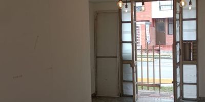 Local comercial sobre la avenida Chilacos, cerca a Mc Donalds de 40 m2 con servicio de agua independiente , luz y gas compartido. Baño y Cocina.   Estrato 3. 