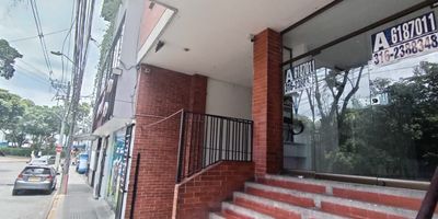 Codigo 877. ¡OPORTUNIDAD ÚNICA PARA TU NEGOCIO EN BUCARAMANGA!ESTE LOCAL COMERCIAL UBICADO EN LA ESTRATÉGICA CARRERA 16 # 59-163, EN EL BARRIO GÓMEZ NIÑO, ES EL LUGAR PERFECTO PARA EMPRENDER O EXPANDIR TU EMPRESA. SU EXCELENTE UBICACIÓN LO CONVIERTE EN UN PUNTO DE ALTO TRÁNSITO, CON FÁCIL ACCESO Y VISIBILIDAD.CARACTERÍSTICAS CLAVE:•	ESPACIO AMPLIO Y VERSÁTIL IDEAL PARA DIVERSOS TIPOS DE NEGOCIOS.•	UBICACIÓN ESTRATÉGICA, A PASOS DE VANTI Y DEL EMBLEMÁTICO COLISEO DEL REAL DE MINAS, ZONAS DE ALTO MOVIMIENTO Y CON GRAN AFLUENCIA DE PERSONAS.•	ACCESO FÁCIL Y CÓMODO DESDE LAS PRINCIPALES AVENIDAS DE LA CIUDAD, ASEGURANDO QUE TUS CLIENTES LLEGUEN SIN COMPLICACIONES.ENTORNO CERCANO:•	RODEADO DE ZONAS COMERCIALES, COLEGIOS, Y RESIDENCIALES QUE GARANTIZAN UN FLUJO CONSTANTE DE CLIENTES POTENCIALES.•	EXCELENTE CONEXIÓN CON EL TRANSPORTE PÚBLICO Y ACCESIBILIDAD PARA TODO TIPO DE VEHÍCULOS.ESTE LOCAL ES LA OPORTUNIDAD QUE ESTABAS ESPERANDO PARA TU NEGOCIO. ¡NO DEJES PASAR LA OCASIÓN DE APROVECHAR SU UBICACIÓN PRIVILEGIADA!