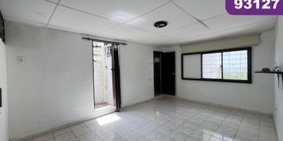 Casa en venta en la ciudad de Barranquilla ubicado en el barrio Paraíso, con un área aproximada de 360 mt2 , distribuidos en 5 habitaciones cuatro de ellas con baño, estudio, 1 baño auxiliar, sala, sala auxiliar, comedor, cocina semi integral, 1 bar,  patio, terraza, zona de labores y 1 garaje cubierto, 1 garaje externo enrejado, cámaras de aires,  lado sombra, buena distribución en sus áreas con buenos acabados, es fresco y acogedor, su entorno es tranquilo, residencial con cómodas vías de acceso y facilidad al transporte publico cercano, sobre el sector puede encontrar, parque de la Electrificadora y club Italiano.