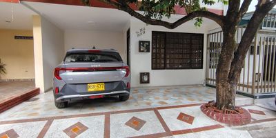 Primer piso antejardín, sala, comedor, cocina, estudio, 1 wc, 2 patios internos y zona de ropas.
2 piso Hall, tres alcobas, 2 baños.
Lote 110,50 m2 construcción 204 M2