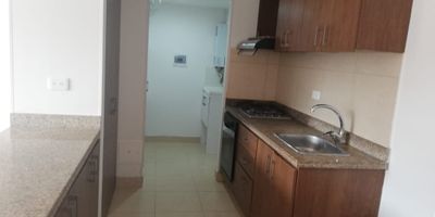 Séptimo piso,   Vista sobre la sabana de Bogotá, parqueadero cubierto. Tres alcobas, sala comedor, cocina estilo americano, lavadero y zona de ropas, dos baños con división. Se arrienda con póliza de arrendamiento. Tiene piscina, turco, gimnasio, salones múltiples y vigilancia 24 hrs 7 días. 