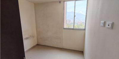 Apartamento en arriendo sector Amazonia Full acabados. 3 habitaciones, 3 closet, 2 baños, cocina integral, sala comedor, zona de ropas independiente, balcón, parqueadero cubierto . La unidad cuenta con piscina, portería 24/7, cámaras de seguridad, salón social, zona infantil, gimnasio.
