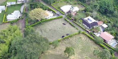 Lote en Venta en Condominio en Neira, Caldas

Ideal para construir un refugio campestre, este lote de 3073 m2 se encuentra en un condominio privado a solo 40 minutos de Manizales. Una oportunidad para disfrutar de una vista espectacular y un entorno natural.

 

Descripción de la propiedad

Al ser el segundo lote más alto del condominio, goza de una vista panorámica privilegiada sobre el paisaje. Su generosa área es perfecta para diseñar una casa amplia y rodearla de jardines y zonas verdes.

 

Descripción del entorno y acceso

El condominio ofrece un ambiente natural y exclusivo, con el beneficio adicional de tener acceso privado a un río para el disfrute de los residentes. El camino de acceso al lote combina tramos en placa huella, vía pavimentada y un sector destapado.

 

Contáctanos

Si sueñas con un espacio rodeado de naturaleza y con una vista inigualable, escríbenos a nuestro WhatsApp. Agenda una visita y conoce el potencial de este magnífico lote.


 
