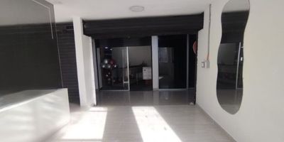 Se arrienda Local en Itagui ubicado en un reconocido centro comercial en el Centro de la Moda, Itagui. Con amplios espacios y una ubicacion estrategica, ofrece facil acceso a transporte publico, supermercados, colegios, iglesia y una activa zona comercial con entidades financieras. Ideal para emprender o expandir tu negocio en un entorno de alto flujo de visitantes y multiples oportunidades comerciales. Canon + IVA + Admon.