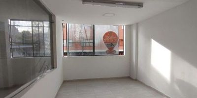 Se arrienda Local en Itagui ubicado en un reconocido centro comercial en el Centro de la Moda, Itagui. Con amplios espacios y una ubicacion estrategica, ofrece facil acceso a transporte publico, supermercados, colegios, iglesia y una activa zona comercial con entidades financieras. Ideal para emprender o expandir tu negocio en un entorno de alto flujo de visitantes y multiples oportunidades comerciales. Canon + IVA + Admon. 