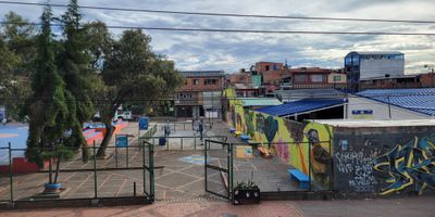 Excelente inversión en el corazón del barrio Fátima Venecia. Amplia casa de tres pisos con local, lote y dos cuartos en el primer nivel.  Además de dos apartamentos rentables en el segundo y tercer piso, cada uno con tres habitaciones.  Ubicación privilegiada frente al parque principal y  de la avenida 68. Gran potencial para construir nuevos apartamentos o locales comerciales en un terreno espacioso y comercial.  Venta directa. No pierda esta oportunidad. Papeles al día. Venta directa.