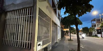 Propiedad para Invercionista  

Barrio 
Compartir al oriente de cali 
A media cuadra de la estación de gasolina ⛽ calle vehicular 
Es una propiedad que 
1 piso cuadra con un local comercial 
Ante jardín amplio con rejas 
Es lote irregular 

Área lote 63m2 
Área total 189 m2 

2 piso 
Apartaestudio 
3 piso 
Apartaestudio 
Cada uno con 
1 habitación 
1 baño 
1 Cocina 
Comedor 
Sala 

Pasillos amplios 
Con sus gradas independientes 

2 piso está generado renta $500. 000

Este proyectado 
Para que genere $ 1.700.000 al mes 
valor $ 165.000.000