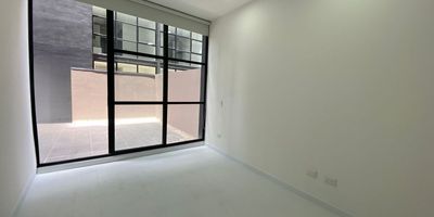 Arriendo apartaestudio tipo Loft para estrenar en el corazón de chico norte, este hermoso inmueble de 17m2 y una terraza adicional de uso exclusivo de 14m2 ofrece un excelente lugar para vivir distribuido en cocina abierta , un baño amplio con excelentes acabados y ubicado dentro de un lujoso edificio con salas de juntas, varios lobby, coworking, zona de lavandería comunal. El apartamento incluye un parqueadero propio privado totalmente independiente. Cod: 4972