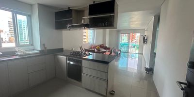 ¿Imaginas vivir en el corazón de Barranquilla, en uno de sus barrios más exclusivos y emblemáticos? Este apartamento en Villa country, estrato 6, te ofrece la combinación perfecta entre confort, elegancia y una ubicación privilegiada.
Ubicado en piso alto, disfrutarás de una vista única de la ciudad, siempre fresca e iluminada. A solo pasos de los mejores centros comerciales, hoteles, restaurantes y bares, tendrás todo lo que necesitas para vivir con comodidad y estilo.
El apartamento cuenta con 2 amplias habitaciones y 3 baños, perfecto para tu estilo de vida moderno. Además, el edificio te brinda amenidades de lujo: piscina, jacuzzi, dos ascensores, vigilancia privada y doble parqueadero, garantizando seguridad, bienestar y exclusividad para ti y tu familia.
No dejes pasar esta oportunidad de vivir en una de las zonas más apetecidas de Barranquilla. Contáctame hoy mismo y agenda tu cita para conocer este espectacular apartamento en Villa country.