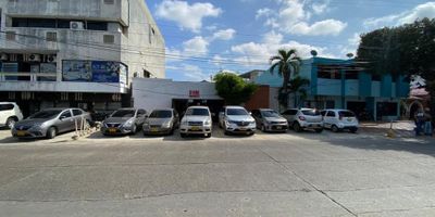 Hermoso local ubicado en zona estratégica comercial, que cuenta con 10 habitaciones, 6 baños, bahía de parqueadero, patio, amplios espacios para desarrollar el negocio de sus sueños. Canon de Arriendo: Siete millones quinientos mil pesos. Venta: Mil millones de pesos.