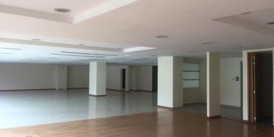 Arriendo oficina ubicada en un tercer piso completo, con iluminación natural y espectacular vista sobre la carrera 15. Ofrece amplios espacios, óptimos para el bienestar y eficiencia de su equipo de trabajo. Con un área de 400m2, 8 parqueaderos, baños para hombres  y mujeres y zona de cafetería. Adicionalmente, el edificio tiene 2 ascensores, 2 plantas de suplencia total y tanque de agua.Cerca a vías principales como la Carrera 15, Avenida 19, Autopista Norte y la Calle 100. Cercana a zona comercial.