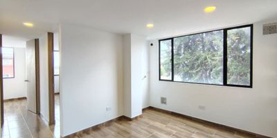 Apartamento para estrenar de 44 M2, ubicado en Cuarto piso, de vista exterior con buena iluminación natural, cuenta con sala comedor, dos alcobas (una con closet), pisos en cerámica, un baño y cocina integral a gas. Cerca a Avenida Calle 63, Avenida Carrera 17, Avenida Caracas, Avenida Calle 68, Avenida Carrera 24, Universidades, Colegios, Transmilenio y rutas del Sitp.
