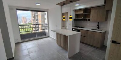 472-8134 Conaltura Inmobiliaria presenta este moderno apartamento en arriendo de 52 m, ubicado en una zona residencial tranquila y con excelente conectividad, el inmueble es nuevo y cuenta con 3 alcobas, 3 clósets, 2 baños, sala comedor, balcón con vista agradable, cocina integral, zona de ropas y parqueadero cubierto.La unidad ofrece todas las comodidades para tu estilo de vida portería y vigilancia 24 horas, ascensores, y zonas comunes en construcción.Su ubicación en Navarra te garantiza cercanía a transporte público, zonas comerciales y parques, lo que lo convierte en una excelente opción para vivir con comodidad y seguridad.