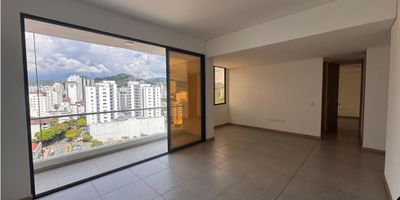 Apartamento en venta en Pinares en unidad cerrada cerca a supermercados de cadena, rutas de transporte público y servicios complementarios de la zona. Cuenta con salacomedor, pisos en cerámica, estudio, dos habitaciones, dos baños, cocina integral tipo americano en mesón de Quartzone, estufa, calentador a gas y zona de ropas. La unidad posee de un parqueadero cubierto, ascensor, piscina, salón comunal, parques infantiles, zonas verdes, circuito cerrado de tv, vigilancia y portería las 24 horas. Inmueble sujeto a verificación de disponibilidad
