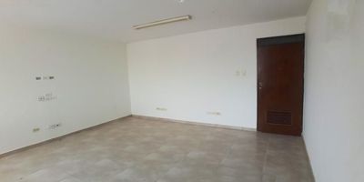 OFICINA PARA ARRIENDO, CON ÁREA DE 29 MTS 2 CUENTA CON PISO DE CERÁMICA, BAÑOS EN PASILLO COMÚN Y GARAJE, EN CERCANÍAS CUENTA CON PARQUES, COLEGIOS, UNIVERSIDADES, COMERCIO Y TRANSPORTE PÚBLICO, CANON INCLUYE ADMINISTRACIÓN + IVA
CÓDIGO: 22135