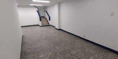 Local en venta en el Centro en unidad cerrada cerca a zona comercial, rutas de transporte público y servicios complementarios de la zona. Cuenta con dos niveles con pisos en baldosa, dos amplios espacios, un baño, cocineta, cuarto útil, cableado de red, techo cielorraso. También cuenta con baños comunales. Inmueble sujeto a verificación de disponibilidad.