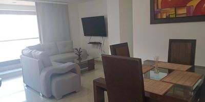 Apartamento AMOBLADO en arriendo en unidad cerrada ubicada en sector de gran crecimiento y desarrollo urbanístico, entorno tranquilo y de poco flujo vehicular, de fácil acceso desde vía principal, con conexión a servicios complementarios y rutas de transporte público. Cuenta con piso en porcelanato y madera laminada, sala,comedor, estar de TV, 3 alcobas con vestier y baño en la principal, baño social, cocina integral abierta tipo americano, zona de ropas, balcón y parqueaderos lineales cubiertos . Conjunto cerrado con ascensores, piscina, gimnasio, salón social, turco, parques infantiles, placa polideportiva, cancha de squash, zonas verdes, vigilancia y portería 24 horas y circuito cerrado de TV, inmuebles sujetos a verificacion de disponibilidad
