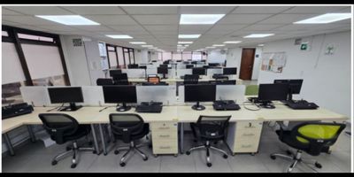 Ideal para empresas que buscan un espacio amplio, moderno y completamente funcional. El área total de 250 m² cuenta con capacidad instalada para 50 puestos de trabajo en área abierta, oficina cerrada con 4 puestos en L, oficina administrativa independiente, cuarto técnico con cableado estructurado categoría 6, sala de juntas para 8 personas, cocineta y espacio cerrado para depósito o archivo. Dispone de 4 baños internos, complementados con 2 orinales y 2 lavamanos. Acabados de alta calidad en pisos de porcelanato, cielo raso en fibra mineral e iluminación LED, además de una espectacular vista 360°.
