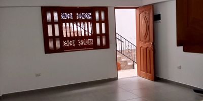 APARTAMENTO EN ARRIENDO  CALLE CALIENTE, ABEJORRAL

Primer piso, apartamento interno con todas las comodidades para disfrutar de un hogar tranquilo y moderno.

Tres habitaciones con clóset
Baño social con acabados modernos
Baño privado en la habitación principal
Cocina integral totalmente nueva
Red de gas instalada
Zona de ropas
Citófono para mayor seguridad
Espacio en la entrada para guardar moto
Cuarto útil para mayor organización

Acabados nuevos, listo para estrenar
Canon Setecientos ochenta mil pesos