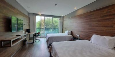 Se vende Suite en el hotel Spirito By Spiwak W7071362 ISA:  Donde está ubicada  la habitación es un hotel que ofrece un concepto auténtico de estilo industrial chic y urbano, rodeado de arte y cultura caleña. El hotel cuenta con 267 habitaciones coloridas, así como un amplio salón de eventos con capacidad para 650 personas. Además, podrás disfrutar de una piscina con vista panorámica de la ciudad. El hotel está justo en frente del Hotel Spiwak Chipichape y sus centros comerciales. Es una Habitación Standard Twin ideal para visitas de familia o amigos, tiene un tamaño de 34 m2 (365 ft2), cuenta con Balcón con vista a la montaña y parte de la ciudad, 2 camas tamaño Queen, Escritorio con lámpara, Baño privado, TV Lcd Smart Tv, teléfono, Cajilla de seguridad, Nevera, Cafetera, Grifo con agua ozonizada 100% potable, Wifi y aire acondicionado para su comodidad.

Esta Suite es ideal para inversionistas, genera en promedio el 8%.  no se pagan cuotas extraordinarias ni seguros, no tienes que preocuparte por la logística y administración por que el hotel se encarga de todo ya que tienen amplia experiencia en el sector hotelero . Como propietario tienes derecho a usar 12 noches al año por habitación, para flia o primer grado de consanguinidad,  10 % en comidas y bebidas em ambos hoteles.

No dejes pasar esta grandiosa oportunidad!
