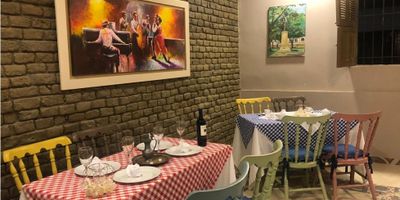 VENDO HOTEL EN GUGA  CW4915553 ISA Se vende hotel a puerta cerrada.  Cuenta con un área de 825 m2, lote irregular de 23 de frente x 22 de fondo aprox. Distribuidos así:  

Primer piso:  Restaurante completo, Cocina, Recepción, Planta telefónica 2 salones para reuniones con aire acondicionado,  Baños sociales (2 de hombree y 2 de damas), 5 habitaciones con su correspondiente baño privado cajoneros, closet, Tv y Aire acondicionado, 2 patios internos, zona de residuos, pacillos y gradas de acceso al segundo piso.

Primer piso:  10 habitaciones con su correspondiente baño privado cajoneros, closet, Tv y Aire acondicionado, Cuarto de aseo, Oficina de administración y gradas de acceso al tercer piso.

Primer piso:  Zona de labores, lavadora. Calentador general,  tanque de reserva y Baño

Se encuentra ubicado en mejor sector histórico de la ciudad.  Zona privilegiada cerca a la Basílica, Hoteles, parques, restaurantes, supermercados, estación de servicio, zona bancaria, vías principales.  Precio negociable.  SE ESCUCHAN OFERTAS!!! 
