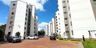 ¡Hermoso apartamento en venta! Ubicación estratégica cerca al Terminal de Transporte de Pereira. Disfruta de la comodidad de vivir en una zona con excelente conectividad, ideal para estudiantes, familias o inversionistas. A pasos de todo lo que necesitas. Supermercados. Universidad Tecnológica de Pereira UTP. Rutas de transporte público. Vive en un conjunto cerrado que ofrece Sendero ecológico. Cancha. Salón social. Kiosko. Un espacio que combina naturaleza, seguridad y comodidad,  Agenda tu visita.
