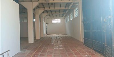Tenemos disponible en arrendamiento bodega de 80M² ubicada por vía principal con oficina pequeña y baño + pisos en cerámica.

Código inmo: 3411 Manizales, Caldas 
